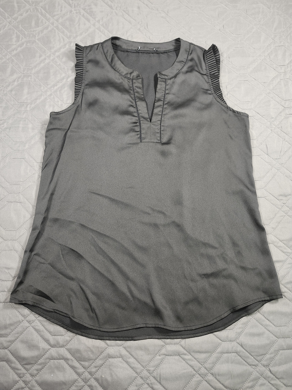 Black Sleeveless blouse pleated V-neckruffle trim No Brand Or Size Tag